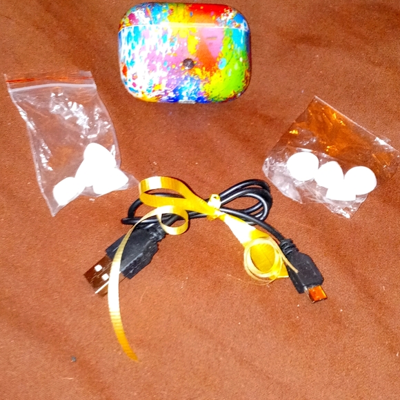 Wireless earbuds + accessories included - Picture 4 of 6